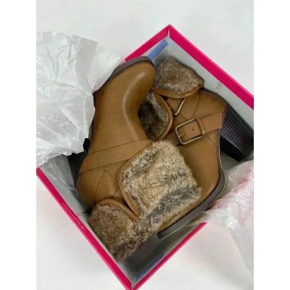 Justfab
fur trim heeled Taupe booties - Picture 4 of 8